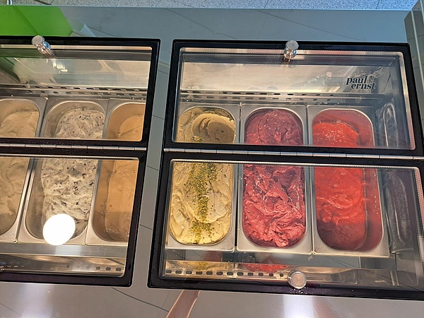 Glace in Behältern im Glace Velo