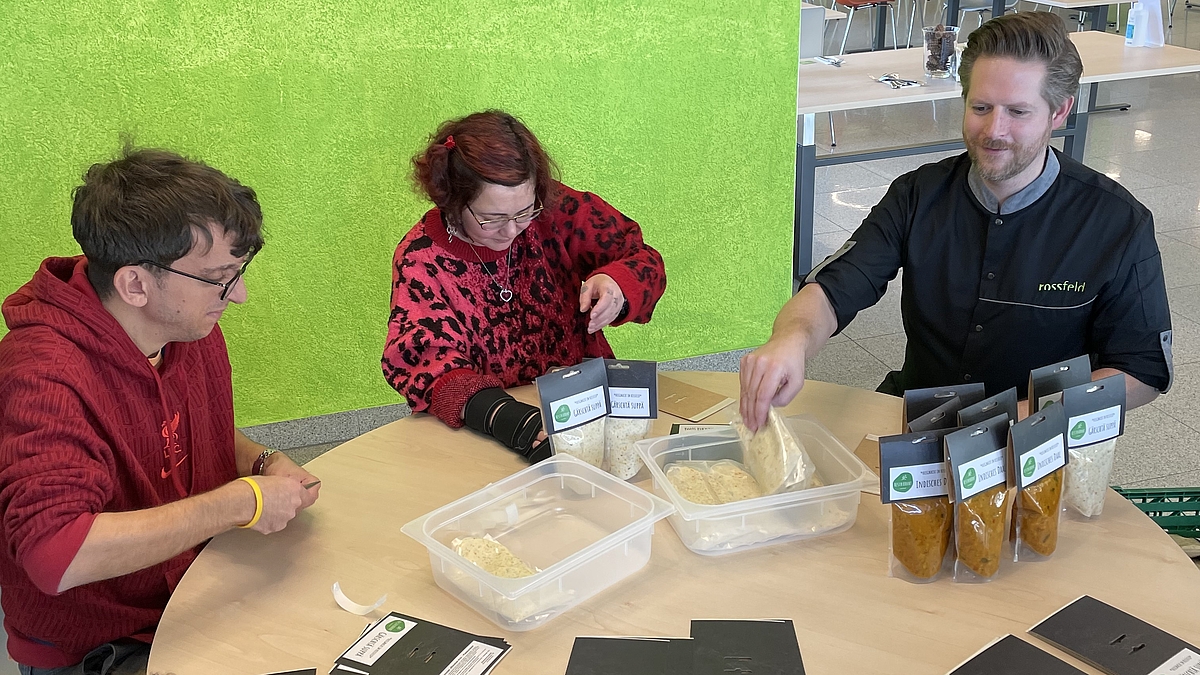 Etikettieren und Verpacken von hausgemachten Suppen
